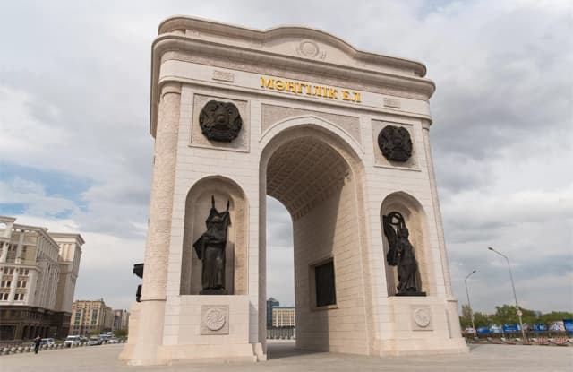The Triumphal arch "Mangilik El" — photo 1