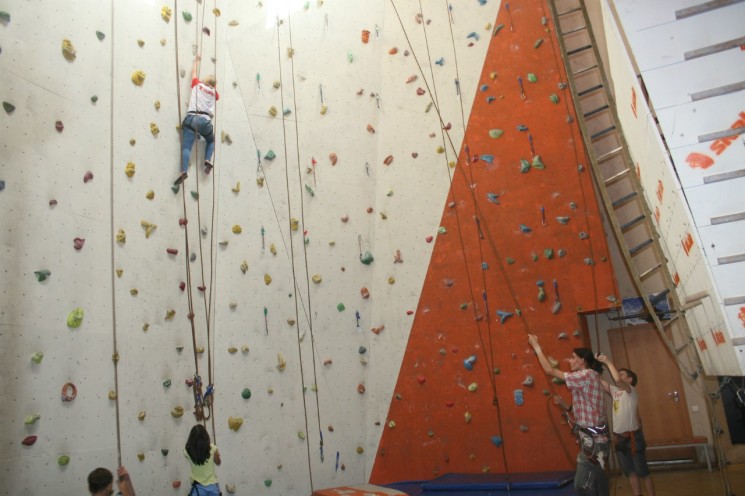 Лазать по стенам на скалодроме